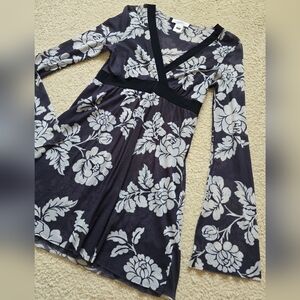 🌈White House Black Market 100% Nylon Long Sleeve V Neckline Dress